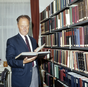 846117 Afbeelding van een medewerker van de provincie Utrecht in de bibliotheek van het provinciehuis aan Achter ...